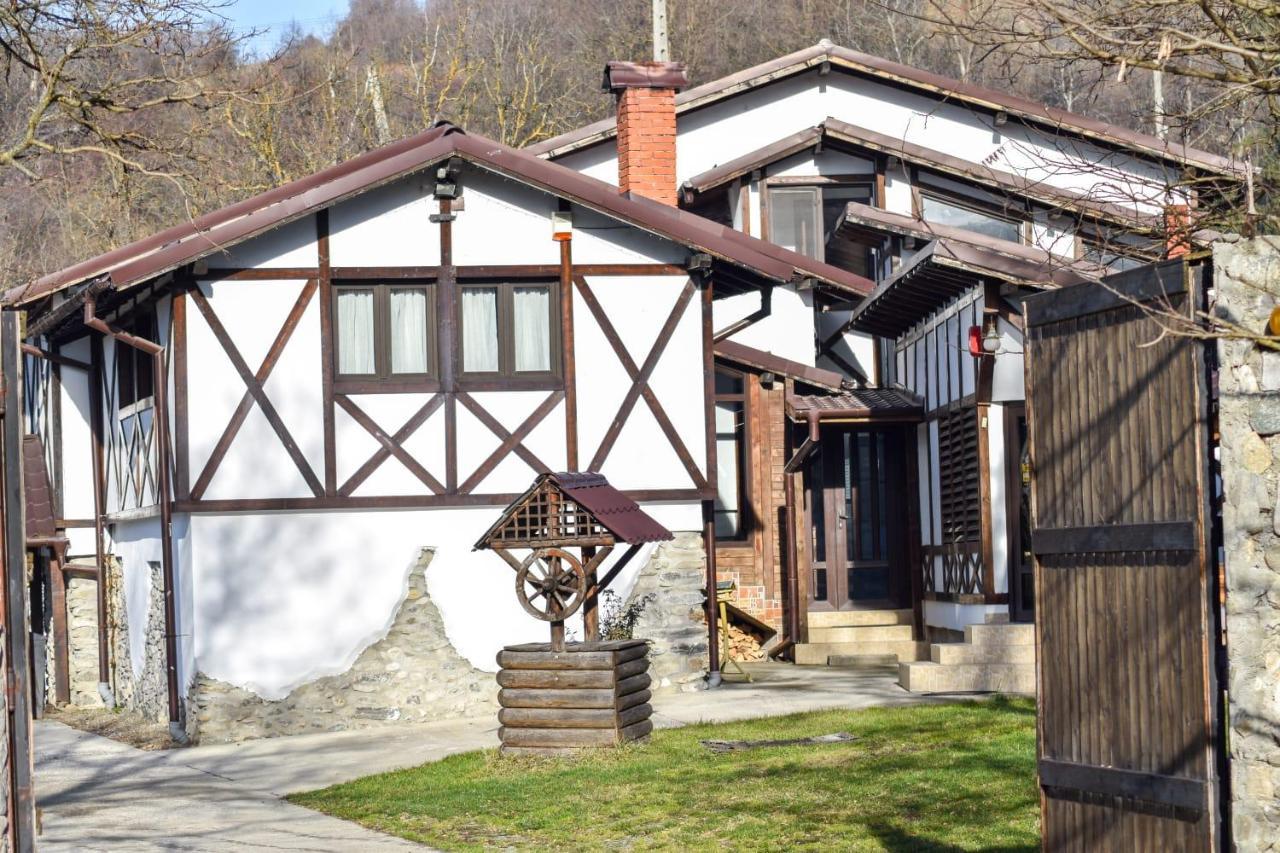 Cazarma Cavalerilor Bed and Breakfast Cimpulung Εξωτερικό φωτογραφία