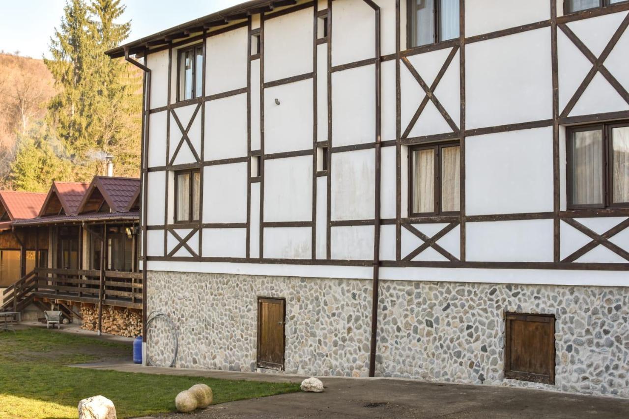 Cazarma Cavalerilor Bed and Breakfast Cimpulung Εξωτερικό φωτογραφία