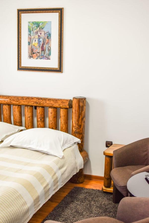 Cazarma Cavalerilor Bed and Breakfast Cimpulung Εξωτερικό φωτογραφία