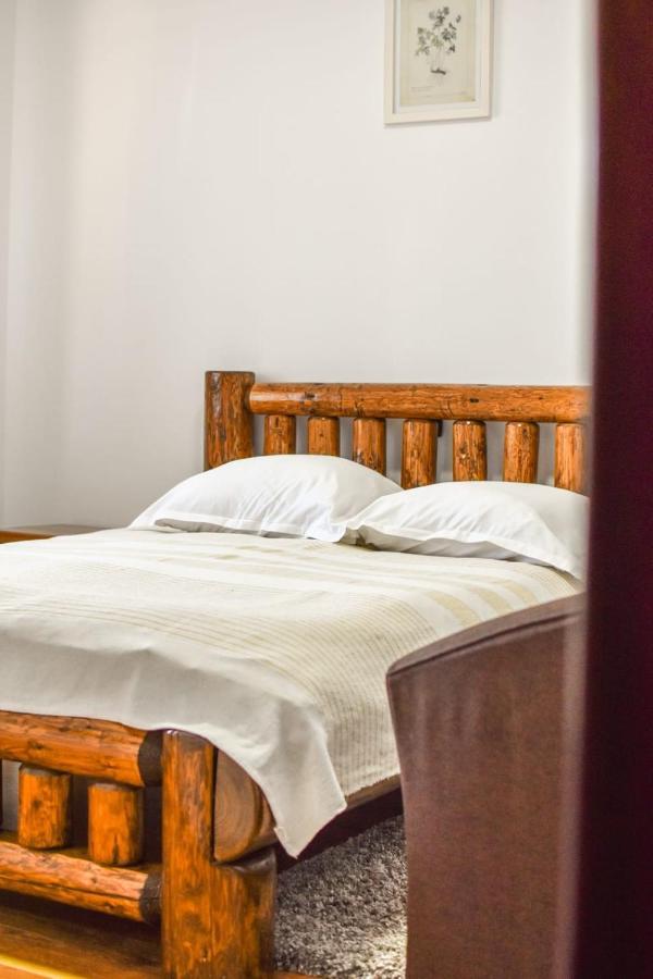 Cazarma Cavalerilor Bed and Breakfast Cimpulung Εξωτερικό φωτογραφία
